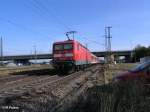 143 253-3 schiebt die RB 32123 Plattling bei Regensburg Ost.