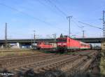 143 253-3 mit RB 32528 Regensburg und 152 038-7 mit Hellmann-Zug bei Regensburg Ost.