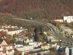 ICE 3, 2 zusammengehängt und 143 mit Nahverkehrszug in Geislingen/Steige am 08.11.2015.