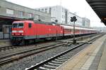 143 899-3 mit einem langen Nahverkehrszug in Ulm am 19.10.2009.