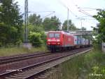 145 040-2 zieht auf den sdlichen BAR ein Containerzug.