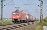 145 049-3 mit Containerzug bei Neu-Ulm Pfuhl am 22.04.2022.