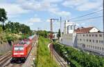 146 204 mit Doppelstockzug MEX 16 nach Stuttgart aus Ulm ausfahrend bei der Goldochsen Brauerei in Ulm am 28.07.2022.