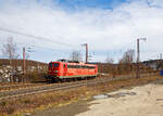 Nach getaner Arbeit vom Nachschieben wieder auf der Rcktour....
Die DB Cargo AG vermietete Railpool 151 099-9 (91 80 6151 099-9 D-Rpool), fhrt am 20.03.2021 als Lz durch Rudersdorf (Kr. Siegen) ber die Dillstrecke (KBS 445) in Richtung Kreuztal.

Die Lok wurde 1976 von Krupp unter der Fabriknummer 5349 gebaut und an die Deutsche Bundesbahn geliefert. Bis 31.12.2016 gehrte sie zur DB Cargo AG. Zum 01.01.2017 wurden je 100 sechsachsige elektrische Altbau-Lokomotiven der Baureihen 151 und 155 an ein Konsortium aus dem Lokvermieter Railpool verkauft. Die DB Cargo mietet daraufhin 100 Loks von Railpool wieder an. Die anderen Maschinen werden dem freien Markt angeboten.