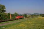 Nachschuss von 152 063-4 mit leere Transportwagen bei Plling.