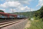 152 137-6 durchfährt den Loreley Betriebsbahnhof mit einem LKW-Walter Wechselpritschenzug in Richtung Wiesbaden.