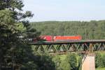 152 094 überquert das Viadukt Beratzhausen mit einem Containerzug.