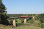 152 033-7 überquert das Viadukt von Beratzhausen mit einem Containerzug.