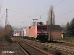 152 150-9 zieht bei Geisenheim ein Containerzug.