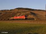 152 080-8 zieht bei Thngersheim ein Stahlbansenzug.