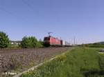 152 114-5 zieht bei Thngersheim ein Containerzug.