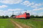 152 023-8 und 118-6 ziehen einen langen Kesselzug bei der Netztrennstelle bei Bischofsheim.