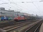 152 055-0 durchfhrt Regensburg HBF mit einen gedeckten Gterzug.