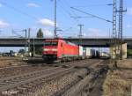 152 140-0 rollt mit ein Containerzug an Regensburg Ost vorbei.