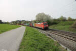 152 131-9 zieht bei Pölling ein Containerzug gen Süden.