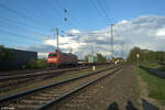 152 030-3 mit einem sperrlich beladenen Containerzug in Nürnberg Hohe Marter. 18.04.24