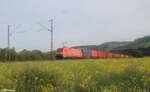 152 106-1 zieht am 11.05.24 mit einem Containerzug bei Himmelstadt gen Süden.