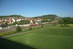 152 017-0 zieht mit einem Containerzug durch Retzbach-Zellingen.