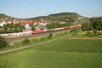 152 017-0 zieht mit einem Containerzug durch Retzbach-Zellingen. 11.05.24