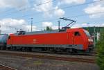 Die 152 108-7 der DB Schenker Rail mit Kesselwagenzug, fährt am 06.07.2013 Richtung Siegen, hier kurz vor dem Bf Betzdorf/Sieg.