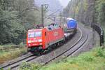 152 058-4 von Railion (heute DB Cargo) mit langem G�terzug auf der Geislinger Steige am 25.09.2010.