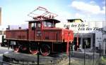 Die E 63 02 steht zum 150 j�hrigen Jubil�um Eisenbahn in Deutschland vor dem Eingang zur Veranstaltung:  Zug der Zeit - Zeit der Z�ge  in N�rnberg am 18.08.1985.