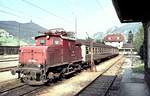 169 005-6 ausnahmsweise vor Regionalzug mit Silberlingen; die 169 005 wurde als stärkste 169 meist für Güterzüge eingesetzt, in Oberammergau im Mai 1977 (Diascan).