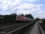 182 007-5 zieht ein Staubbehlterzug ber die Donaubrcke bei Regensburg.