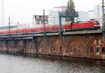 182 mit RE 2 bei der Jannowitz-Brücke in Berlin am 24.10.2019.
