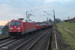 185 317-5 mit Containerzug bei Hattenheim am Rhein.