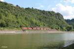 185 138-6 verlässt den Loreley Tunnel mit einem Winner Spedition Wechselpritschenzug und erreicht gleich St.