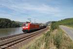 185 022-1 verlsst Lorch am Rhein mit einem gemischten Gterzug.