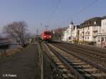 185 313-4 durchfhrt Rdesheim an dem Rhein mit ein Wechselpritschenzug.