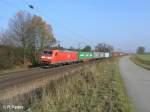 185 044-5 zieht ein Containerzug durch die Kurve bei Plling.