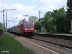 185 311-8 zieht ein Containerzug durch Regensburg-Prfering.