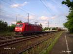 185 302-7 zieht ein Containerzug durch Saarmund.