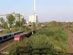 185 349-8 fhrt mit ein Getreidezug durch Regensburg.