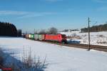 185 237-5 zieht einen Containerzug nach Regensburg bei Sinsgrün.