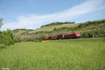 185 308-4 mit einem Containerzug bei Himmelstadt. 11.05.24