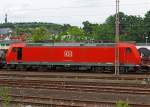 Ein doppeltes Portrait - Die 185 079-1 der DB Schenker abgestellt am 16.07.2012 in Kreuztal.