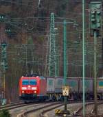 185 196-3 mit einem Ganzzug aus Gelenkwagen mit 6 Radstzen der Gattung Sggmrss beladen mit Wechselbrcken, fhrt am 15.12.2012 durch den Bahnhof Betzdorf/Sieg in Richtung Siegen.