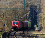 Die 185 159-1 (91 80 6185 159-1 D-DB) der DB Cargo AG hat am 03.03.2023, mit einem kurzen Coilzug (4 Wagen), den 32 m langen M�hlburg-Tunnel verlassen und f�hrt Scheuerfeld (Sieg) in Richtung Siegen.