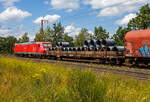 Vierachsiger Drehgestell-Flachwagen, mit Seiten-, Stirnwandklappen und Rungen, 31 80 3945 043-x D-DB, der Gattung Res 687, der DB Cargo, am 11 Juni 2024 im Zugverband bei einer Zugdurchfahrt durch