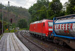 Bei Regen durchfährt die 185 074-2 (91 80 6185 074-2 D-DB) der DB Cargo Deutschland AG am 21 Juni 2024 mit einem KLV-Zug durch den Bahnhof Kirchen (Sieg) in Richtung Köln.