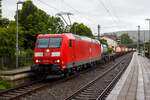 Bei Regen durchfährt die 185 074-2 (91 80 6185 074-2 D-DB) der DB Cargo Deutschland AG am 21 Juni 2024 mit einem KLV-Zug durch den Bahnhof Kirchen (Sieg) in Richtung Köln.