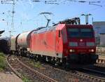 DB Cargo 185 023 zieht ein Mischguterzug durch Neuwied am 30 April 2026.