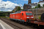 Die auch f�r Frankreich zugelassene 185 028-8 (91 80 6185 028-8 D-DB) der DB Cargo AG f�hrt am 09 Juni 2026 mit einem Coilzug durch Kirchen/Sieg in Richtung Siegen, vermutlich mit Ziel Kreuztal. Interessant ist das sie beide Stromabnehmer f�r 15 kV, 16,7 Hz ~ angehoben am Fahrdraht sind. 

Die TRAXX F140 AC1 wurde 2001 von ADtranz (ABB Daimler-Benz Transportation GmbH) in Kassel unter der Fabriknummer 33427 gebaut. Sie hat die Zulassungen f�r Deutschland und Frankreich. So ist sie als Zweisystemlok mit den Stromsystemen 15 kV, 16,7 Hz ~ und 25 kV, 50 Hz ~ ausgef�hrt. 
