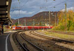 Die 185 363-9 (91 80 6185 363-9 D-DB) der DB Cargo AG fährt am 26.10.2021 mit einem Kalkzug (gedeckte Schüttgutwagen mit schlagartiger Schwerkraftentladung, der Gattung Falns 970) durch den Bahnhof Geislingen (Steige) und gleich geht es die Geislinger Steige hinauf.  Der Zug wird von der 185 175-7 der DB Cargo nachgeschoben, hier nicht im Bild.