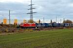 185 256-3 von Railion mit Sattelauflieger und Taschenwagen, beladen mit Sattelauflieger und Pritschen der Spedition Walter bei Neu-Ulm Pfuhl am 03.11.2009.