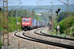 185 280-5 mit Containerzug bei Vorderdenkental am 06.05.2011.